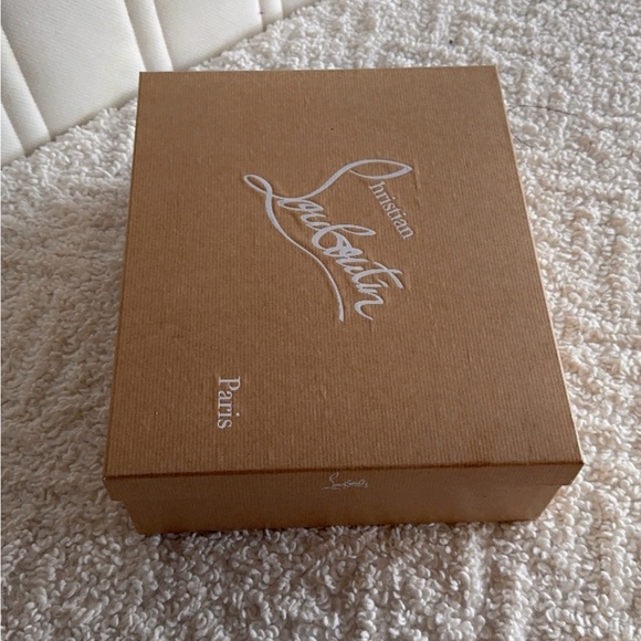 Red bottom ( like new) - Picture 10 of 11